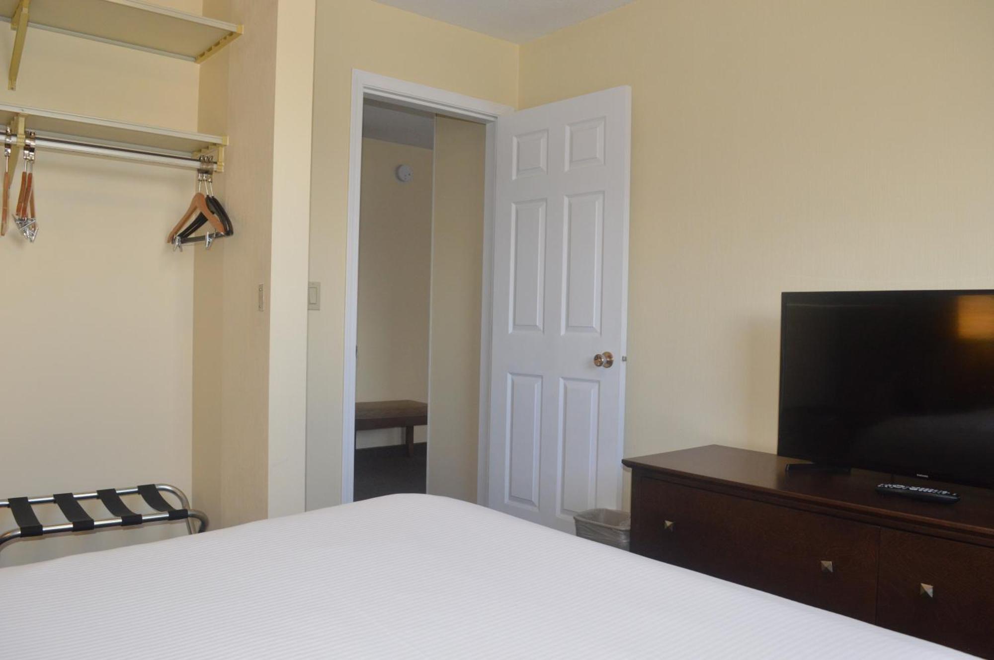 Siesta Suites Келоуна Екстер'єр фото